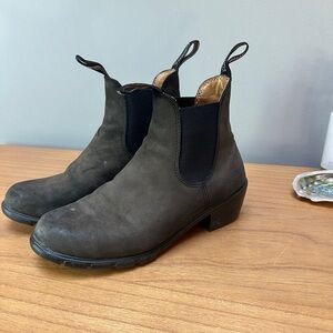 Heeled Blundstone women’s Chelsea boots dark brown